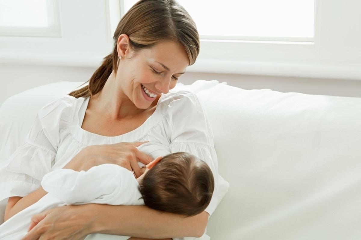 Bebeğini emziren anne